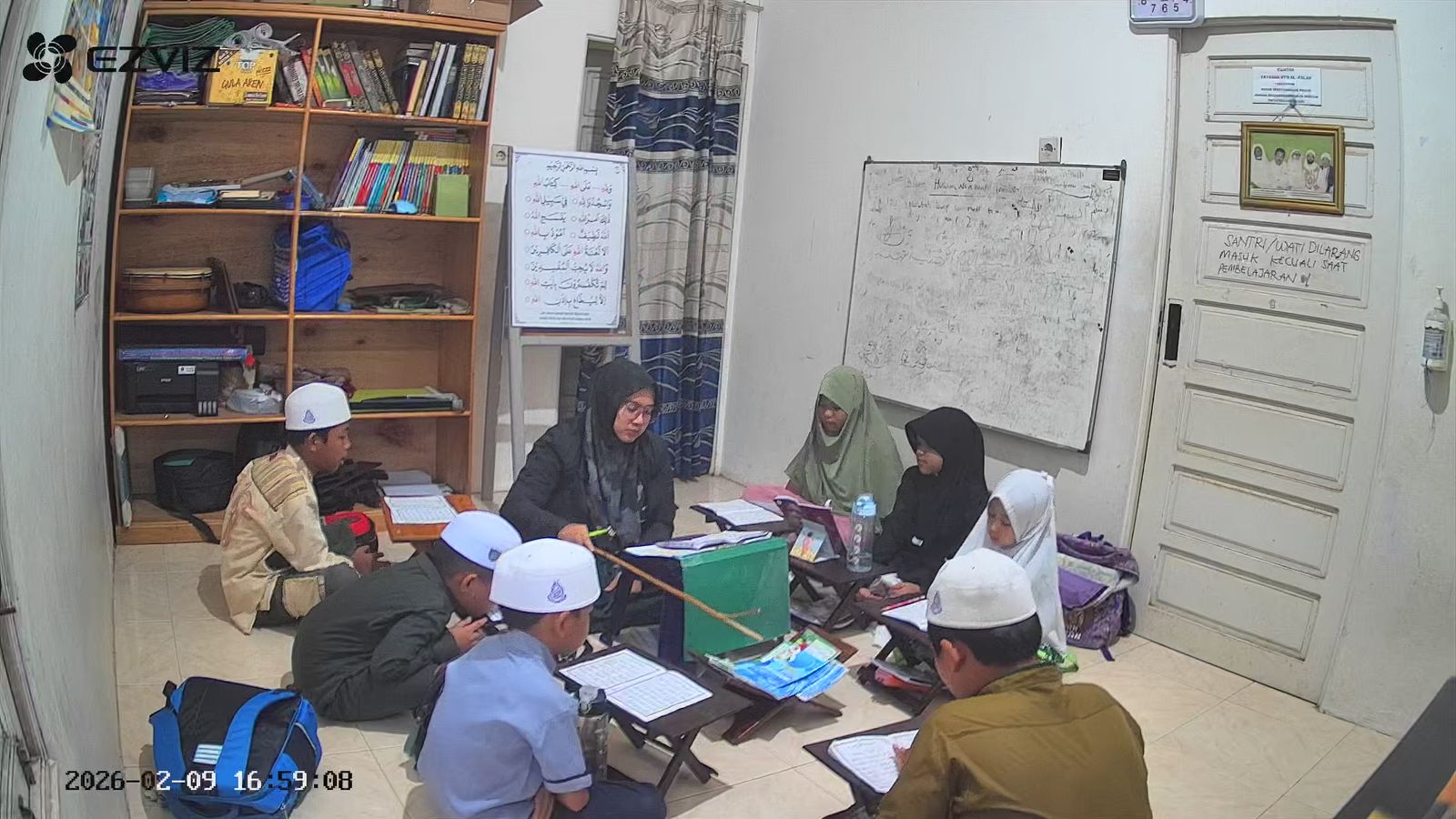 Fasilitas Papan Tulis Pada Rumah Tahfidz Qur'an Al-Falah